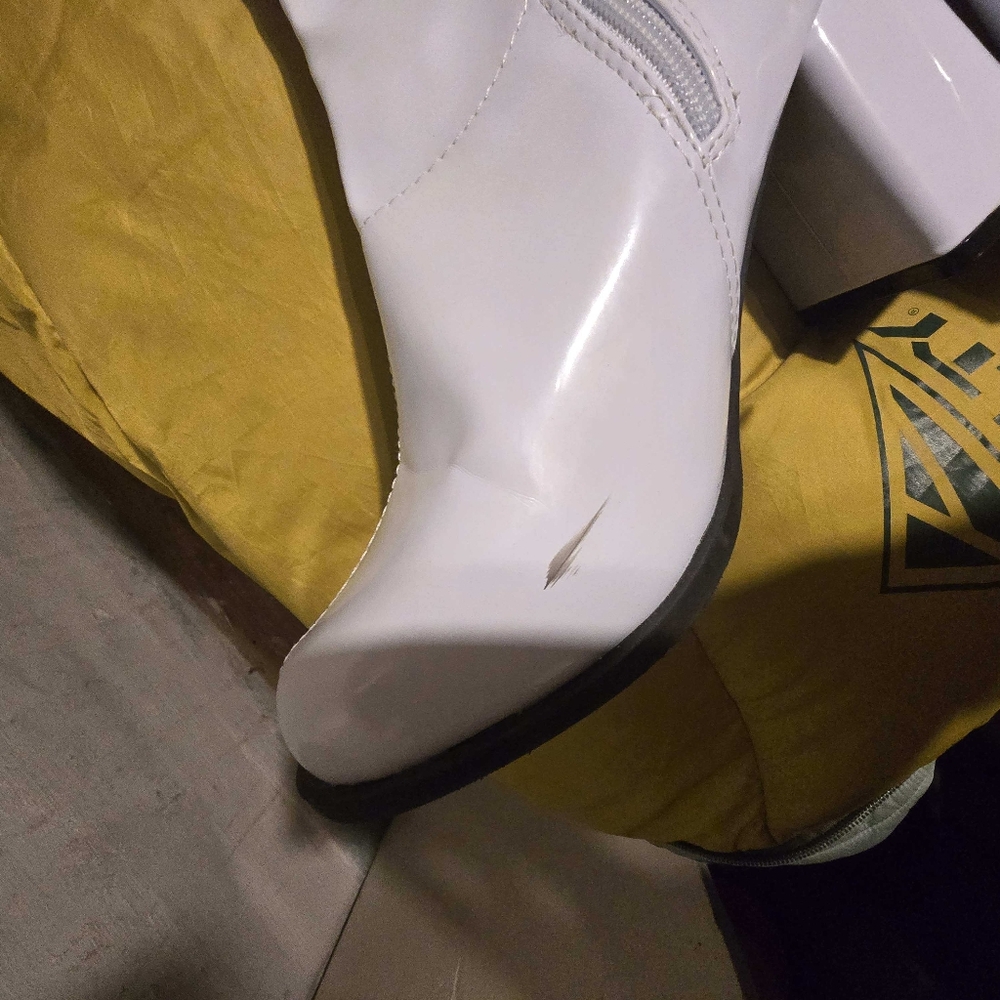 Source Unknown Glossy White Heeled Boots - Picture 2 of 3